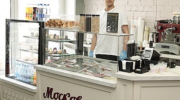 Молочный коктейль «Онегин» и «Десерт Пушкина» — в кафе «Московское мороженое» (Детский отдел Библиотеки)